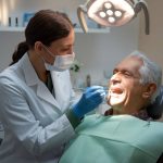 Les soins dentaires à privilégier pour les seniors afin de préserver leur sourire