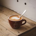 Comment garder des dents en bonne santé malgré une consommation régulière de café